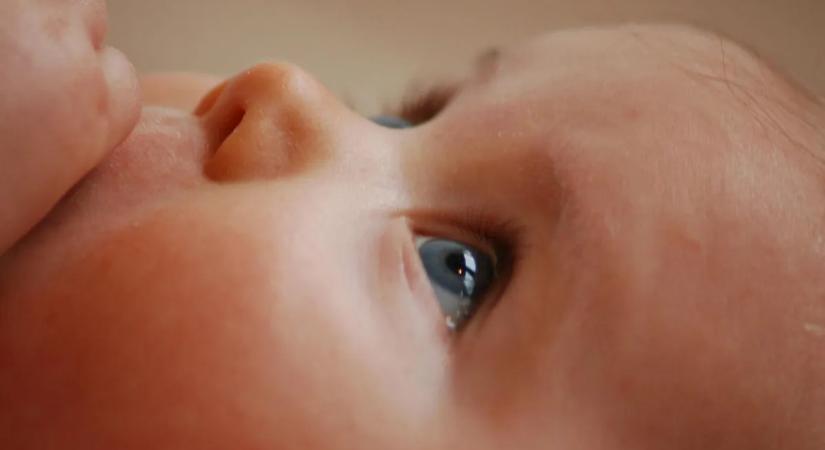 Könnyekben törtek ki a szülők: súlyos betegséget diagnosztizáltak az egyéves lányuknál