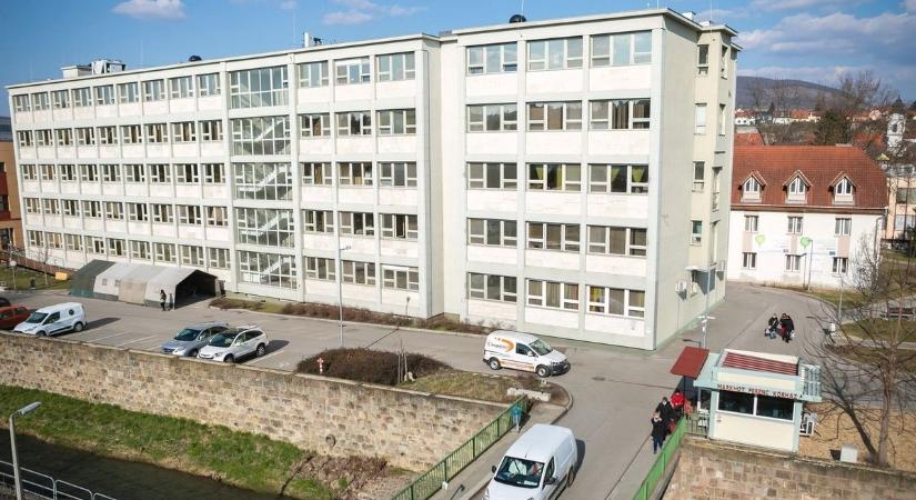 Különleges doktor látogatta meg az egri kórház csemetéit