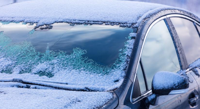 Zseniális trükk: így marad az autót szélvédője egész télen jégmentes