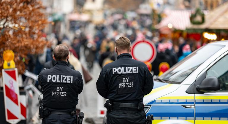 Ajándéknak álcázott útakadályok és páncélozott járművek – védelmi körkép az európai karácsonyi vásárokról