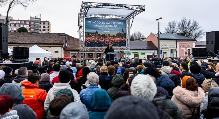A szabolcsi 1-es kerület Tisza-jelöltjének is van zebrája, de nem otthon, hanem a kifutón
