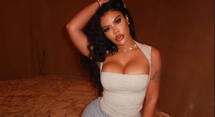 A teltkarcsú modell testének görbületei olyanok, mint egy vizuális hullámvasút - mutatjuk a dögös képeket