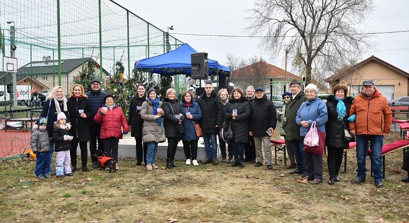 Kézműves alkotásokkal és forró teával hangolódtak az ünnepekre Kismacson és Kerekestelepen