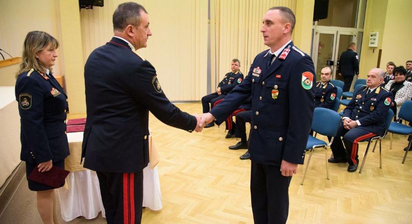 Új hadnagyot köszöntöttek, egy jászberényi tűzoltó munkáját ismerték el