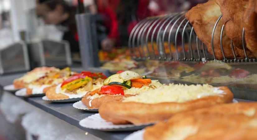 Bizarr ízű lángossal rukkoltak elő az árusok a karácsonyi vásárban
