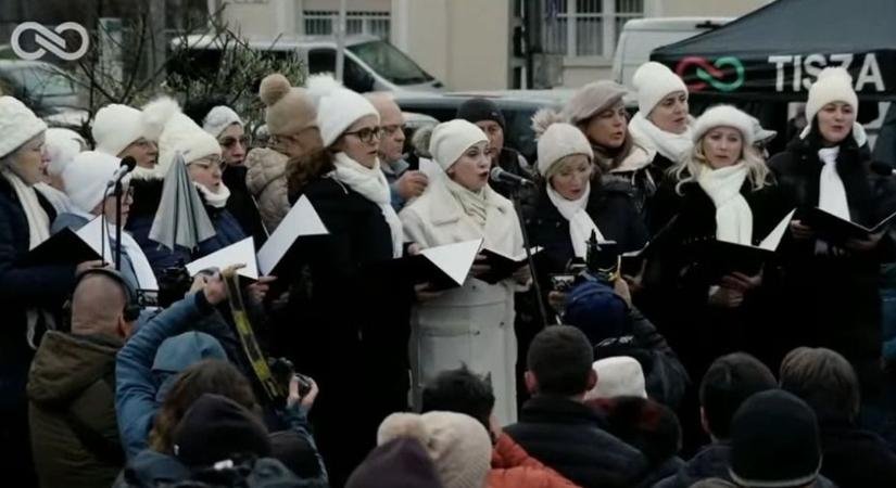 „Én Petit akarom hallani, ahogy osztja a Fideszt, nem ezt a sz.rt.” – kiakadtak Magyar Péter imádói a karácsonyi dalokra