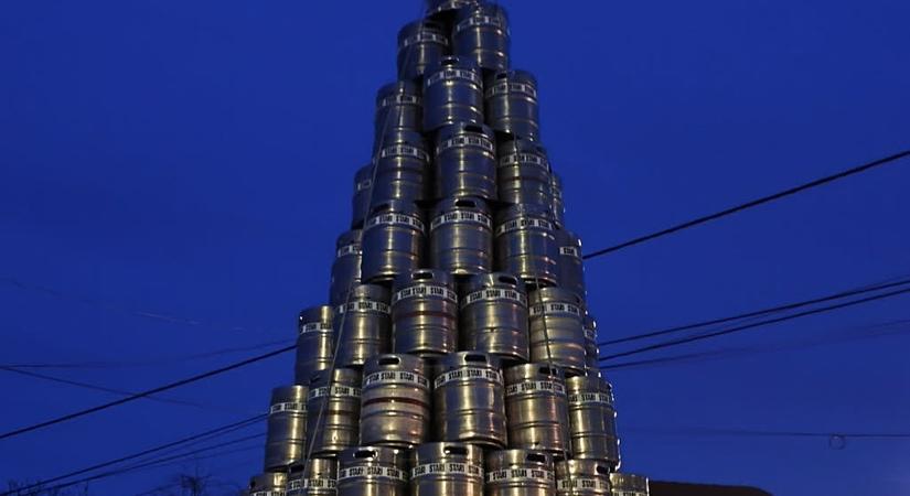 Ilyet még nem látott: van egy magyar város, ahol söröshordók százaiból álló karácsonyfával ünneplik a karácsonyt