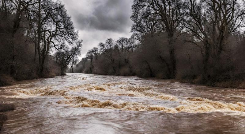 Árvízkészültség: riasztás érvényes Kovászna, Brassó és Szeben megyére is