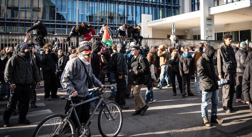 Palesztinbarát tüntetők betörtek a La Stampa napilap szerkesztőségébe