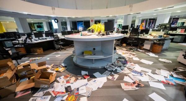 Tüntetők dúltak fel egy olasz szerkesztőséget, a betörők trágyával kenték be a székház ajtaját