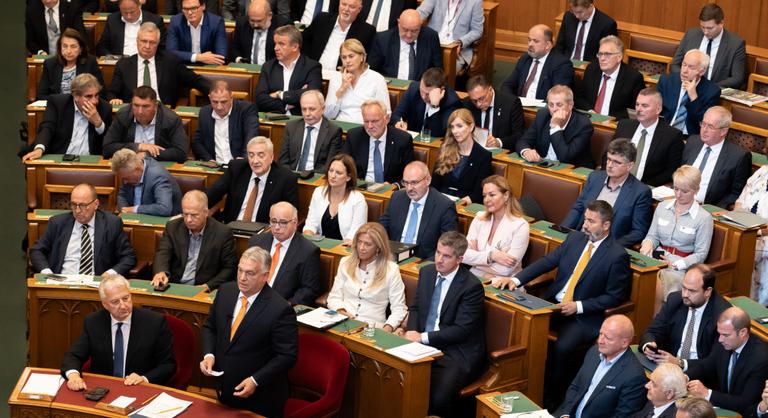 A Political Capital szerint kettős stratégia látszik a kormány részéről a választások előtt