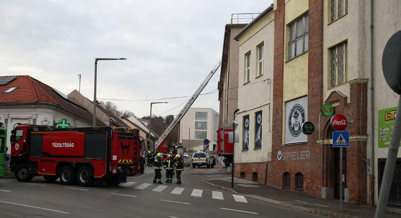Nagy erőkkel vonultak ki a pécsi sörgyárhoz a tűzoltók (GALÉRIA, VIDEÓ)