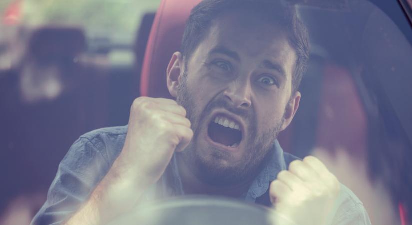 A bringások áthajthatnak a piroson? Botrány!