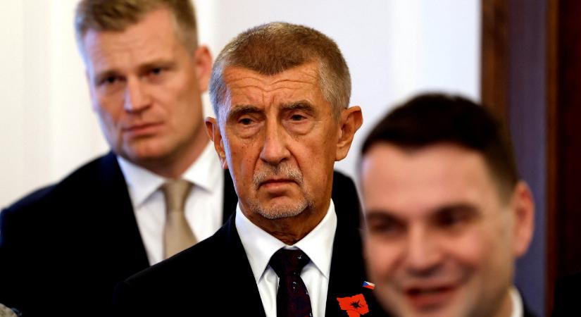 Babiš most sem árulta el, hogyan tervezi feloldani az összeférhetetlenséget, hanem elsírta magát a parlamentben