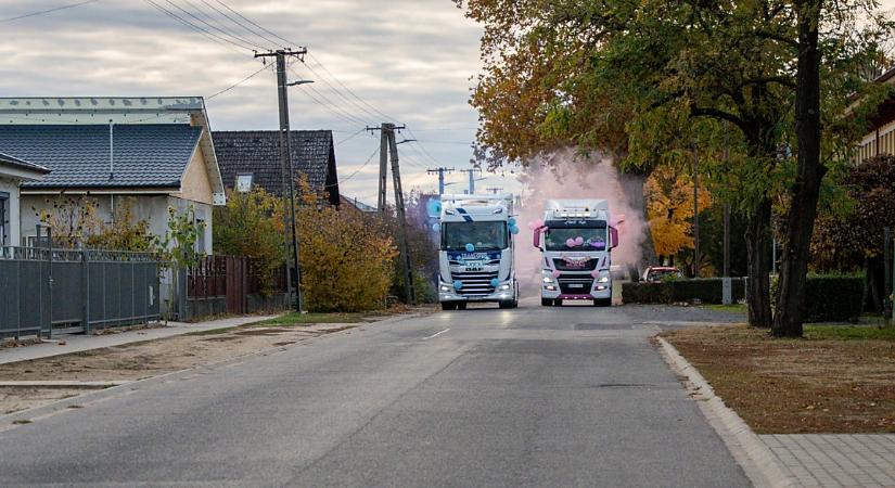 Kimaxolták a kamionos gender revealt a debreceni cég munkatársai
