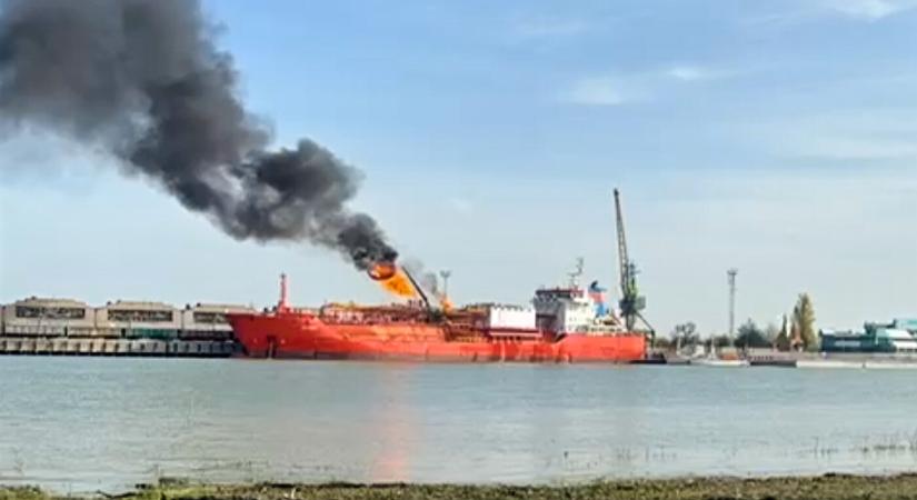 Kigyulladt két tartályhajó a Fekete-tengeren
