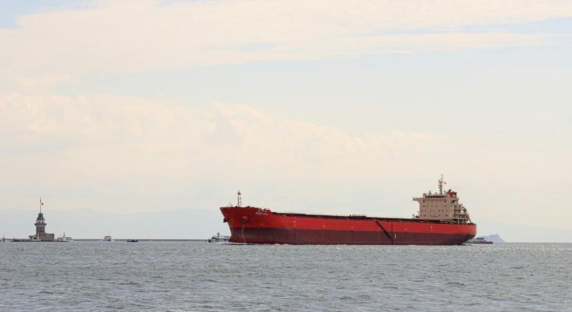 Lángokba borult két Oroszországba tartó tankerhajó a török partoknál, Ukrajna magára vállalta a támadást