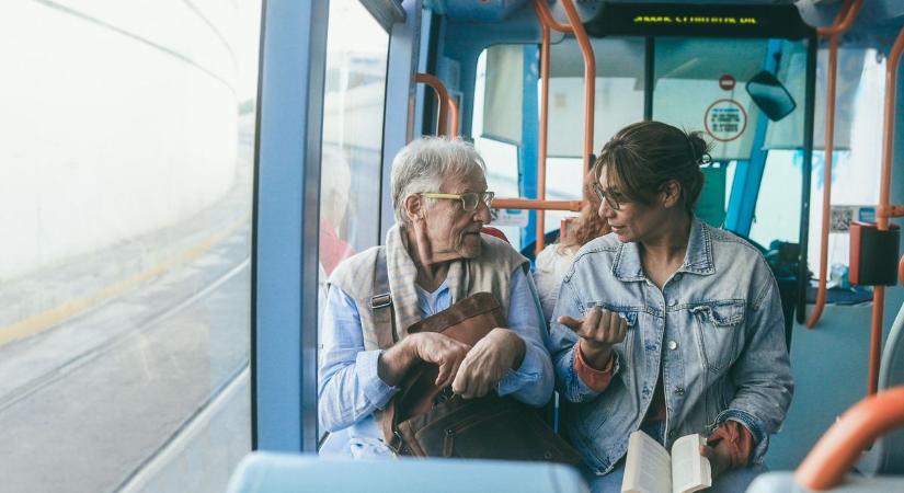 Nyugdíjas kedvezmények 2025: utazás, fürdők, élelmiszer-utalvány – itt a teljes lista