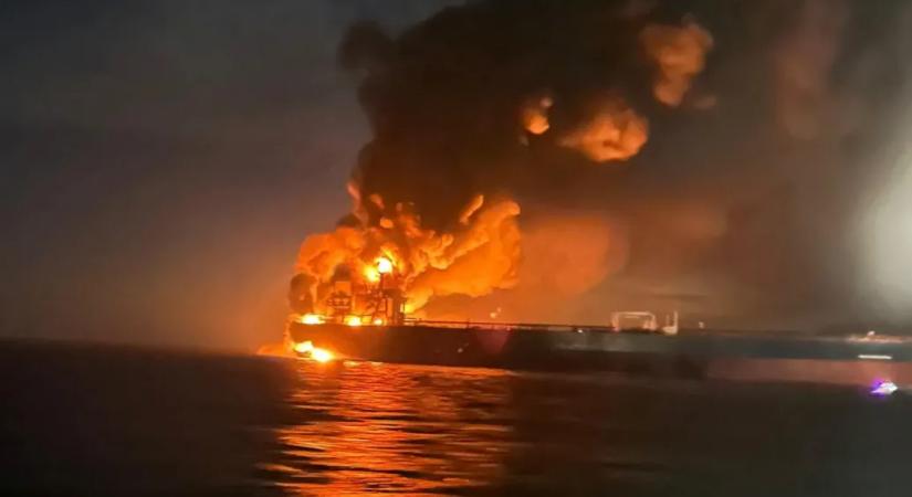 Kigyulladt egy olajszállító, egy másik megsérült a Fekete-tengeren, Ukrajna szerint ők lőttek ki orosz tankereket