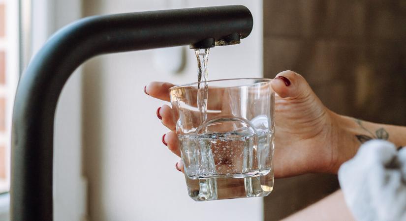 Mi a legbiztosabb jel, hogy elég vizet iszunk? Teszteld a tudásod!