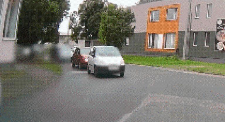 A sort megelőzve karambolozott egy autó Kőbányán, a sofőr a felesége nem létező terhességére fogta a balesetet