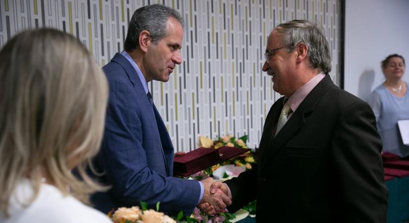 Díjátadón ismerték el a kórházban nyújtott példaértékű munkájukat – fotók