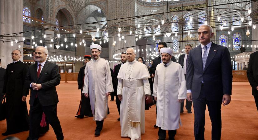 XIV. Leó pápa ellátogatott a Kék Mecsetbe, majd bemutatta első törökországi miséjét