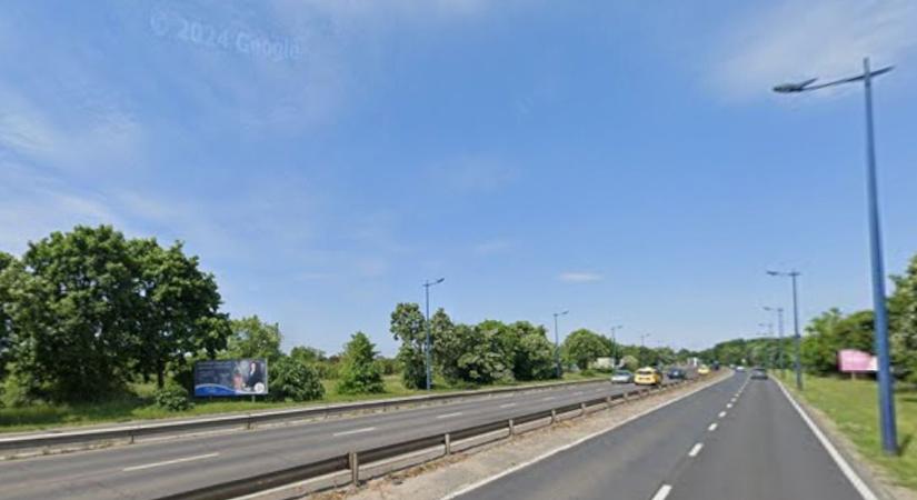 Életveszély: bottal sétáló nyugdíjas ballagott az autók között a Gyömrői úton