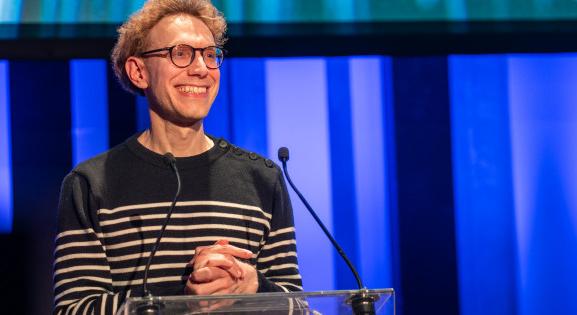 „Amikor kezdtem, meglepőnek számított, hogy egy autista ír” – interjú Daniel Tammet brit számzsenivel