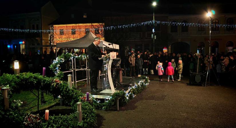 Meghitt fényben: meggyújtották az első gyertyát Kézdivásárhely adventi koszorúján
