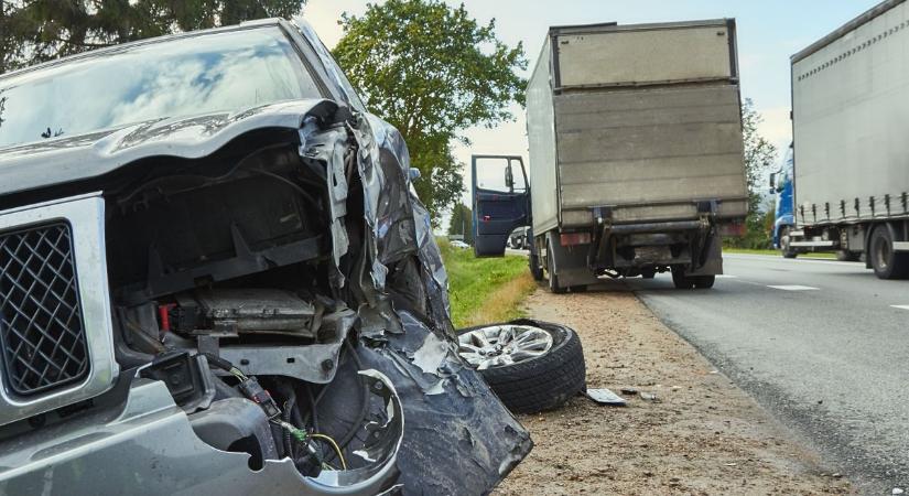 Teherautó és személyautó ütközött