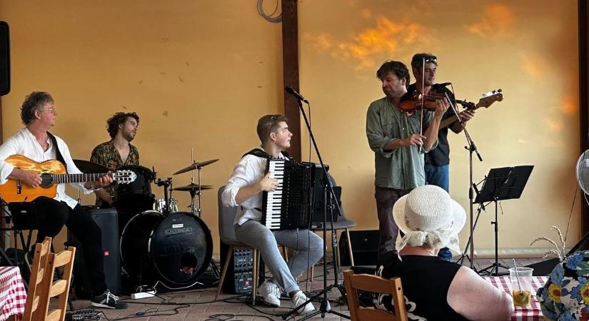 „Karácsonyi Harmonikavarázs” — ünnepi koncert Dunaújvárosban