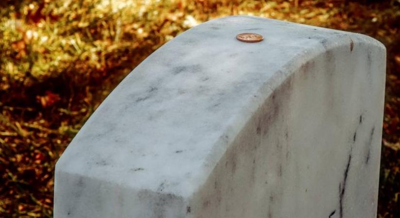 Ezért hagynak érméket a sírkövön ebben az országban: az értékük is számít