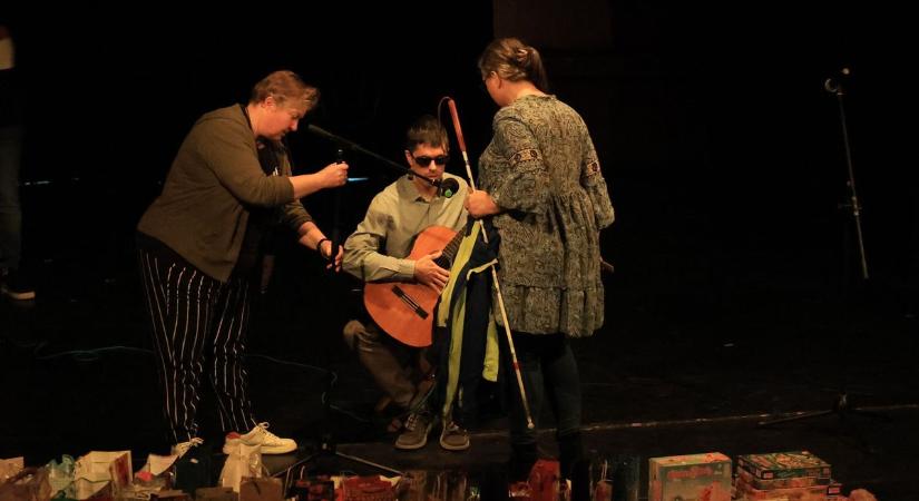 Vaksötétben szólalt meg a zene – láthatatlan dalverseny volt Szekszárdon