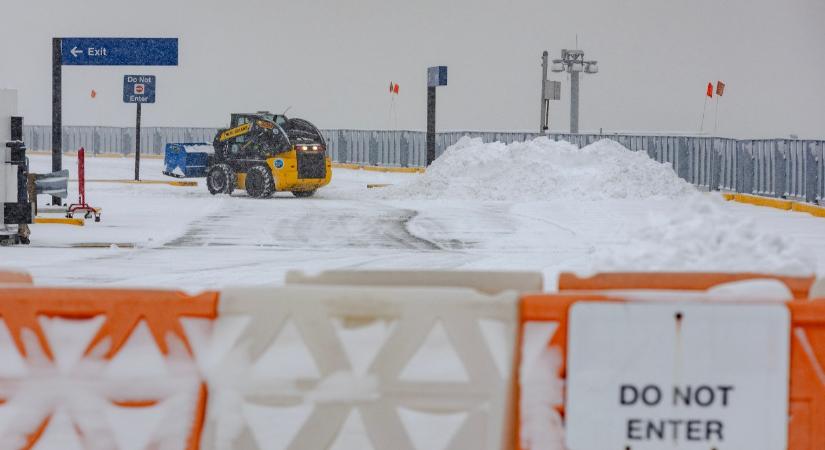 Kiterjedt havazás és téli vihar okoz gondokat az országban, leállt a légiközlekedés részben Chicagóban