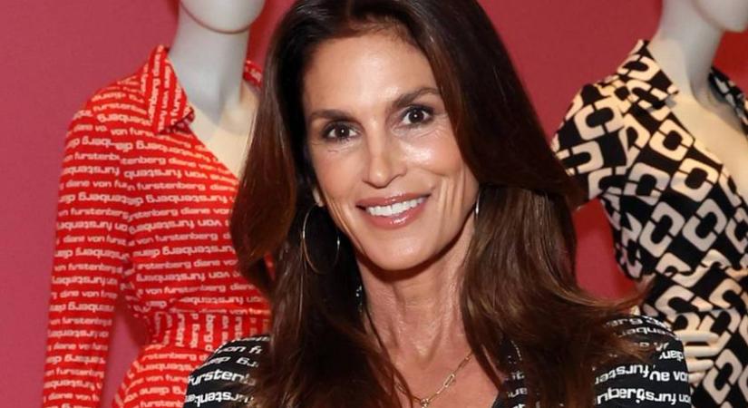 Az 59 éves Cindy Crawford egy szál köntösben pózolt: olyan lábakat villantott, hogy a székről leesel