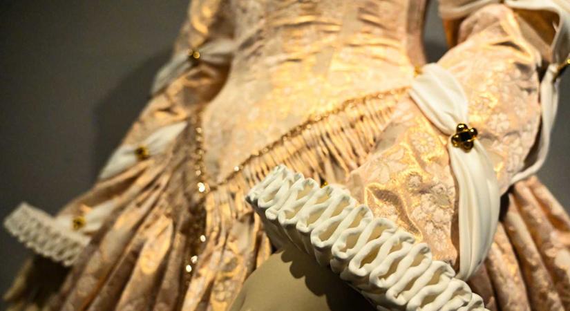 Erdélyi fejedelmek rekonstruált viseleteit állították ki a gyulafehérvári fejedelmi palotában