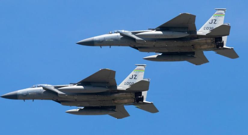 Elképesztő tűzerőt mozgósít az amerikai hadsereg, valamire készülnek