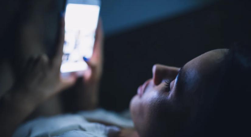 Így teszi tönkre az alvásod a lefekvés előtti telefonozás