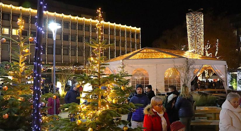 Nézd meg fotókon: még fényesebb lett az adventi vásár, így gyúltak fel a fények (galéria, videó)