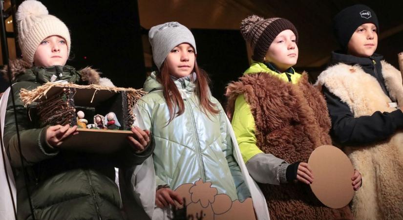 Fellobbant a hit lángja Sárváron - Pély Barna is fellépett a Posta téren (fotók)