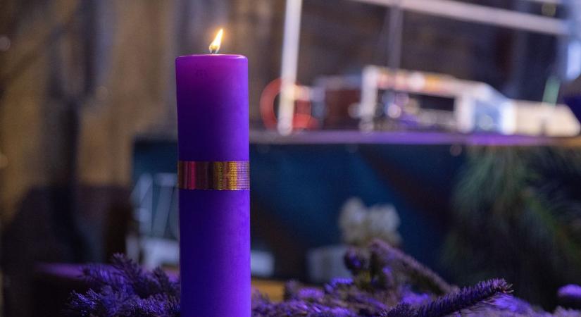 A közösség fénye: kigyúlt advent első gyertyája Veszprémben