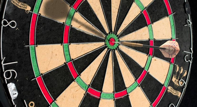 Hihetetlen párosítás, a Darts-vb magyar versenyzője nagy névvel csap össze