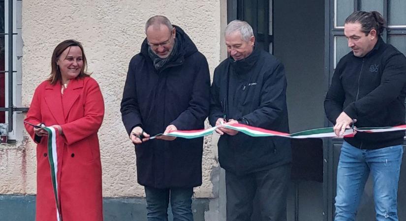 Bátmonostoron átadták a frissen felújított öltözőt – fotók