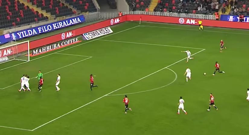 Itt az év egyik legszürreálisabb jelenete: Kiszaladt a kapus, hogy leállítsa a balhézókat, közben gólt rúgtak az üres kapuba - videó