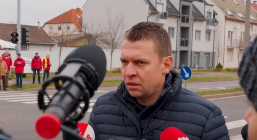 Balliberális újságírók és tiszás „civilek” estek Menczer Tamásnak