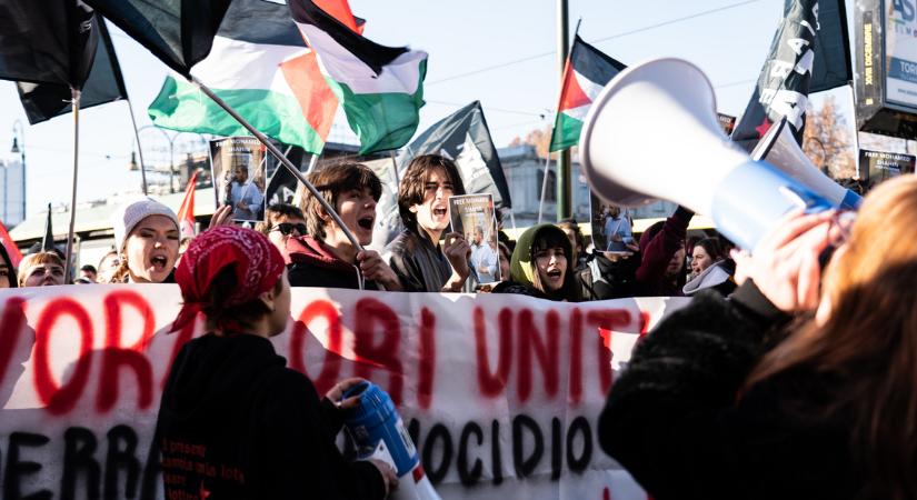 Feldúlták az olasz La Stampa szerkesztőségét, a székház bejáratát trágyával kenték be