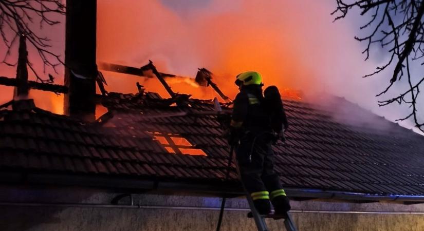 Hárman menekültek ki a lángoló házból, óriási erőkkel vonultak a helyszínre a tűzoltók
