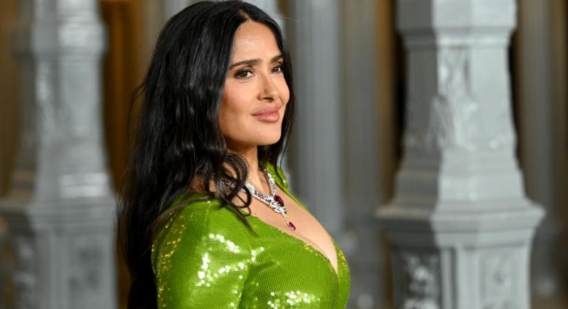 Salma Hayek ezzel a testre simuló ruhával robbantotta fel az internetet