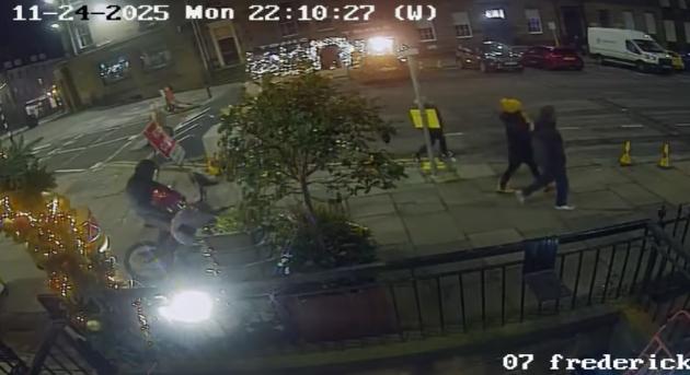 Biciklivel loptak el egy két és fél méteres szobrot Edinburghban